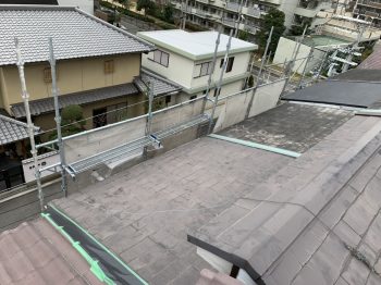 カバー工法は費用を抑えたい方におススメ！ 大阪市での屋根工事です